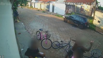 Vídeo mostra adolescente jogando objeto em casa onde criança foi atingida por bomba