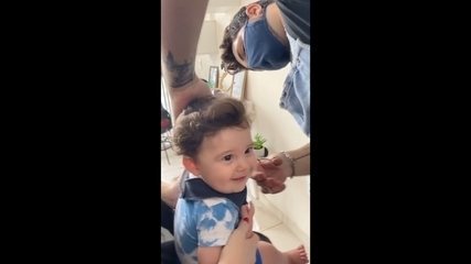 Bebê dá gargalhadas enquanto corta o cabelo e viraliza na web