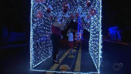 Moradores da rua Dracena fazem força-tarefa para deixar via decorada e iluminada no Natal