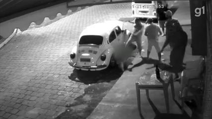 Câmera flagra mulher sendo violentamente espancada em frente a bar em São Manuel