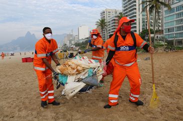 Garis do Rio trabalham em esquema especial de limpeza para o réveillon