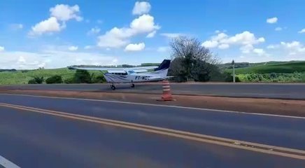 Avião decola em rodovia do interior de SP após pouso forçado