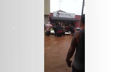 Voluntário em moto aquática resgata crianças de casa invadida pela enxurrada em SP