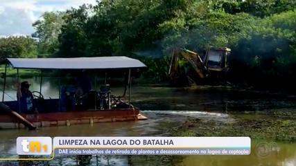 DAE inicia retirada de plantas e desassoreamento da lagoa do Rio Batalha em Bauru