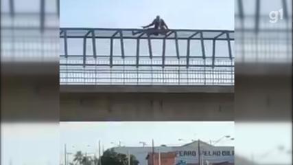 Homem é flagrado ameaçando pessoa em cima de passarela em Bauru
