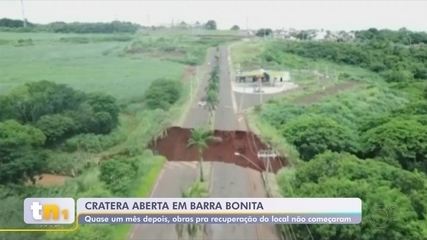 Cratera aberta em pista deixa moradores de bairros 'ilhados' em Barra Bonita