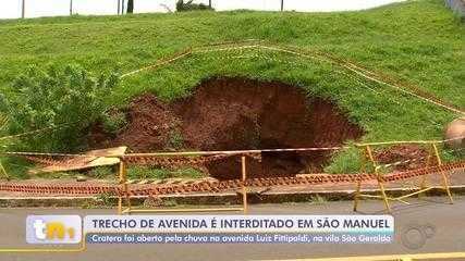 Cratera aberta pela chuva interdita trecho de avenida em São Manuel