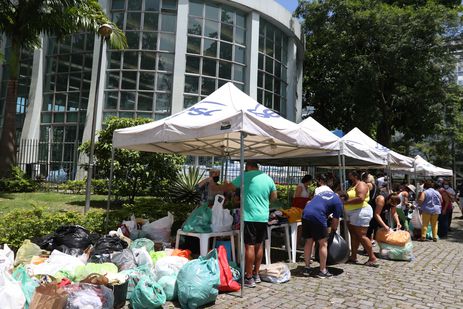 Voluntários recebem doações para as vítimas das chuvas em Petrópolis, na paróquia São José da Lagoa, zona sul do Rio.