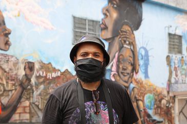 O artista Catata Crazzy mostra as obras da Favela Galeria, uma galeria a céu aberto em São Mateus, na zona leste da capital.