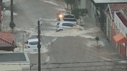 Temporal rápido com ventos volta a inundar vias e arrastar carros em Bauru