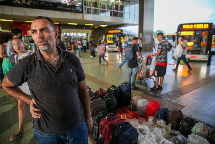 O  vendedor de mochilas, Ambrosio Santos,  da entrevista à Agencia Brasil sobre sua vida em Brasília