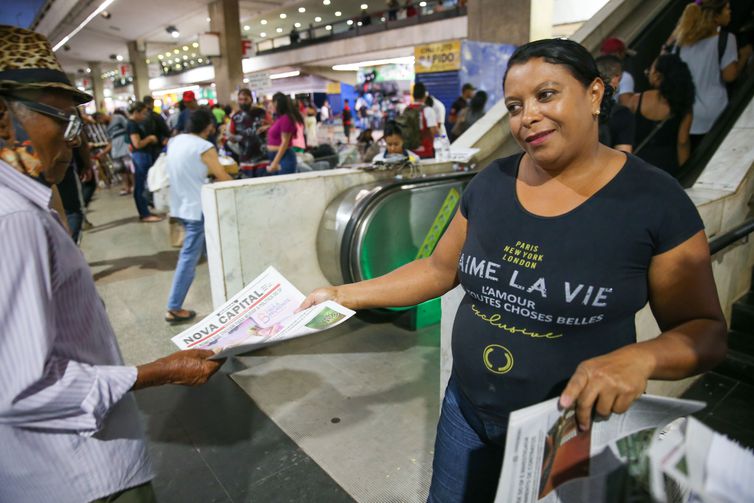 A entregadora de jornal, Lucineide Cardoso, dá entrevista à Agencia Brasil sobre sua vida iem Brasília