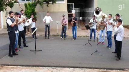 Evento centenário com banda nas ruas é realizado após dois anos paralisado Evento centenário com banda nas ruas é realizado após dois anos paralisado