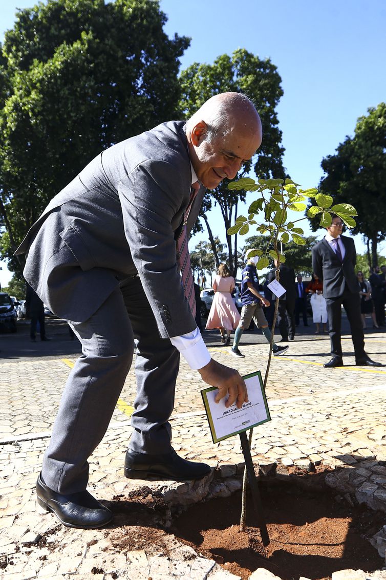 O ministro da Secretaria-Geral da Presidência da República (SGPR), Luiz Eduardo Ramos, participa do platio simbólico de ipês durante o lançamento do Programa de Sustentabilidade da Presidência da República.