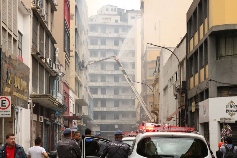 Bombeiros trabalham no incêndio em prédios comerciais na rua Barão de Duprat, próximo a rua 25 de Março, na região central da capital.