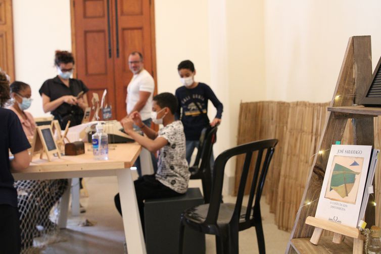 Crianças participam de oficina da mostra “O Conto da Ilha Desconhecida”, inspirada na obra de José Saramago, no Museu da Língua Portuguesa.