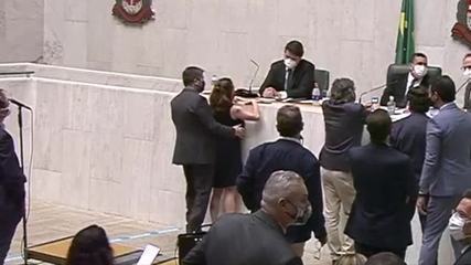 Vídeo mostra deputado Fernando Cury passando a mão na deputada Isa Penna na Alesp Vídeo mostra deputado Fernando Cury passando a mão na deputada Isa Penna na Alesp