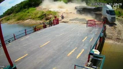 Carreta desgovernada passa a entrada de balsa e cai no Rio Paranapanema no interior de SP Carreta desgovernada passa a entrada de balsa e cai no Rio Paranapanema no interior de SP
