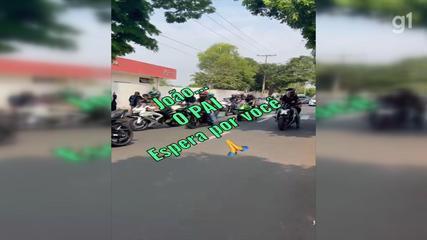 Amigos prestam homenagens a jovem de 25 anos que morreu em grave acidente de moto em Bauru Amigos prestam homenagens a jovem de 25 anos que morreu em grave acidente de moto em Bauru
