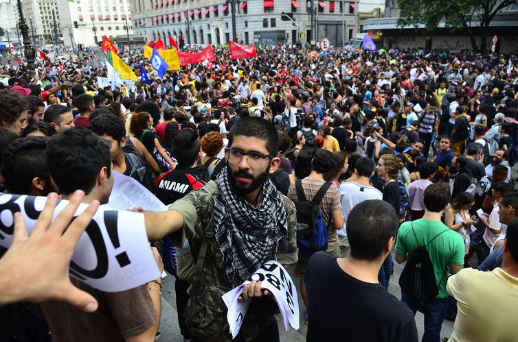 02/06/2023 - São Paulo (SP), 08/01/2016 - Concentração da manifestação do Movimento Passe Livre contra o aumento da tarifa do transporte público na praça Ramos de Azevedo. Foto: Rovena Rosa/Agência Brasil