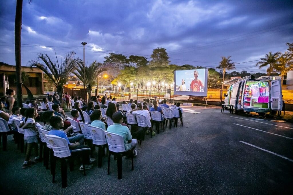 Projeto de cinema itinerante movido a energia solar chega ao interior de São Paulo; confira as sessões