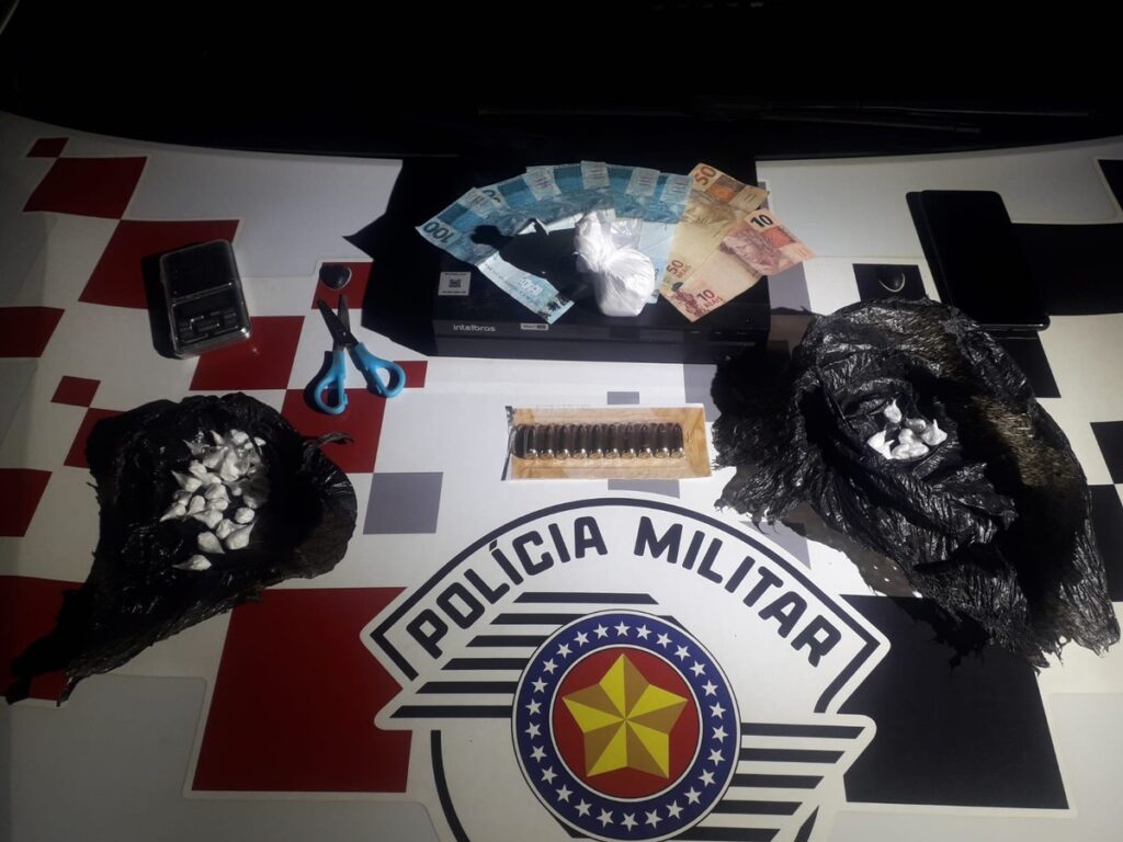 Homem levanta suspeita da polícia por andar em alta velocidade e acaba preso por tráfico de droga e porte de munições de calibre restrito, em Lucélia