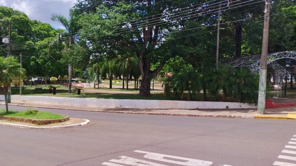 Jovem suspeito de assassinato é encontrado morto a tiros na Praça da Fonte Luminosa, em Regente Feijó | Presidente Prudente e Região