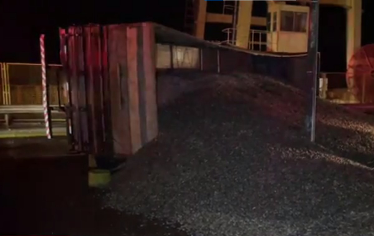 Caminhão carregado com amendoim tomba em ponte sobre barragem após colisão com carro