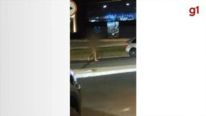 Homem é flagrado andando pelado por avenida de Bauru; vídeo