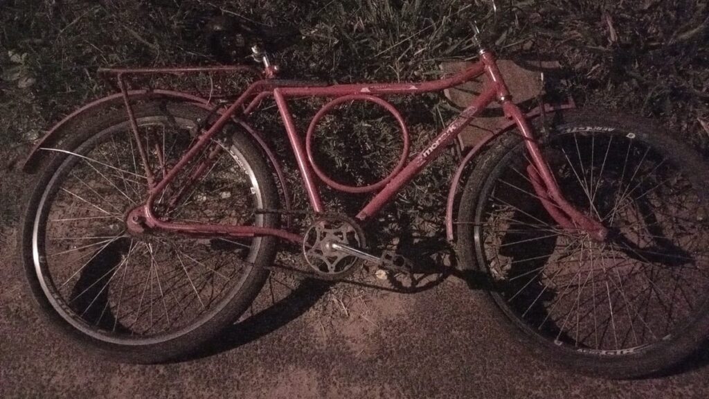 Jovem esconde bicicleta furtada no mato, tenta fugir da polícia e acaba detido, no Centro de Paulicéia