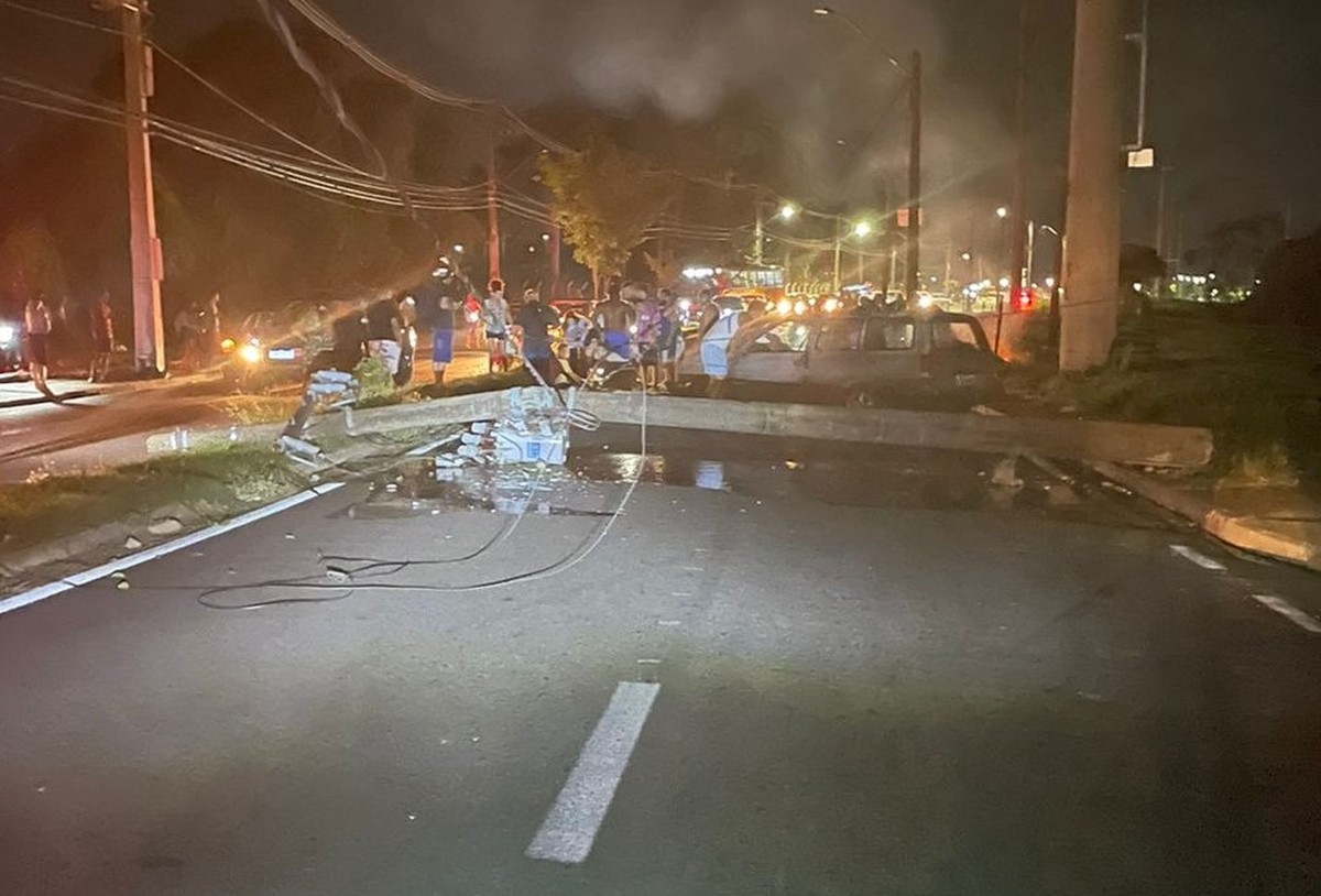 Adolescente pega carro escondido do pai, dá carona a amigos, mas bate contra poste e deixa 3,2 mil casas sem energia elétrica, em Presidente Prudente