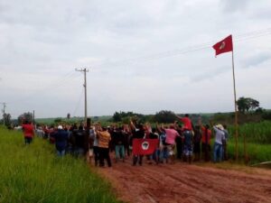 Manifestantes do MST ocupam fazenda durante protesto no interior de SP | Bauru e Marília