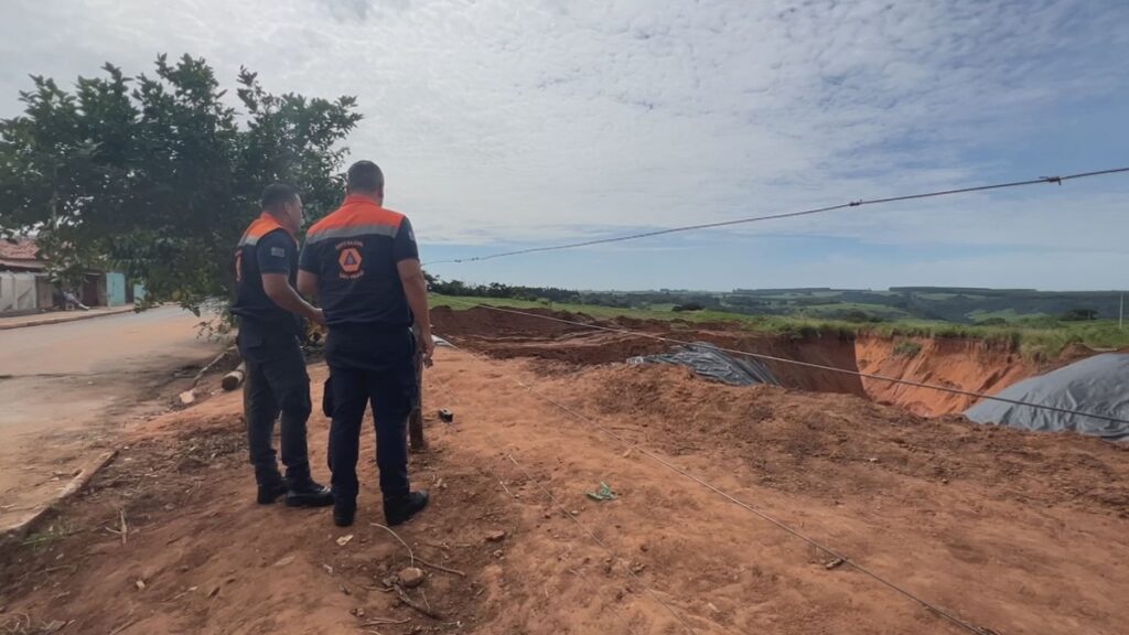 Moradores temem aumento da cratera registrada por satélite em Lupércio: 'Está todo mundo com medo' | Bauru e Marília